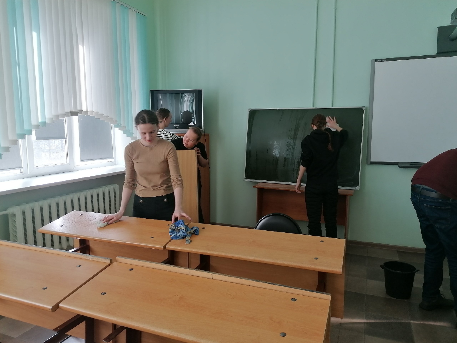 12 апреля студенты группы 24ИПО1 (куратор - к.и.н., доцент кафедры ВИиО Семина Наталья Викторовна) приняли участие во Всероссийском субботнике